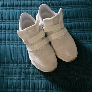 Women’s Size 8 Velcro Sneakers